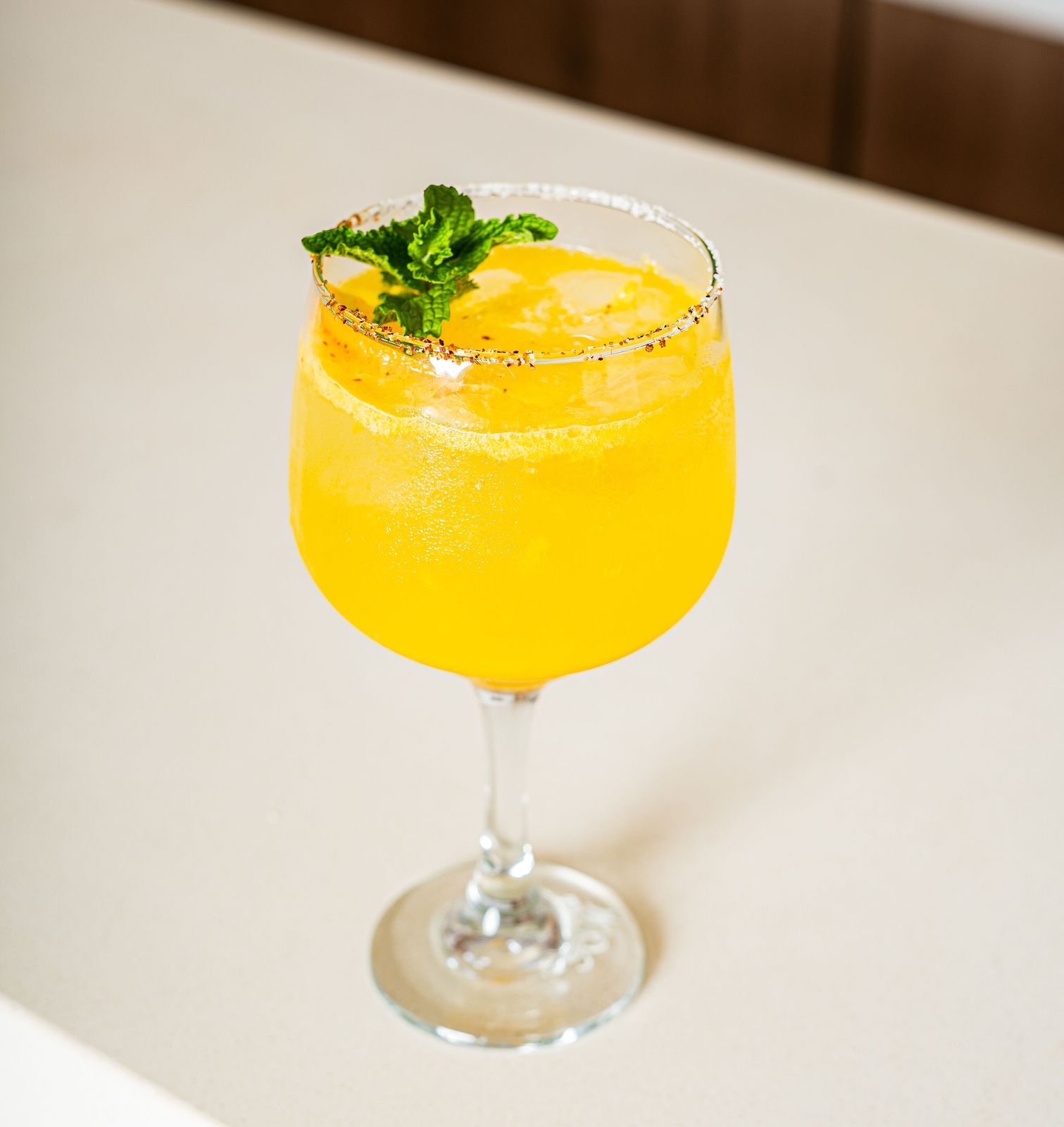 Margarita con hierbabuena y escarcha dorada