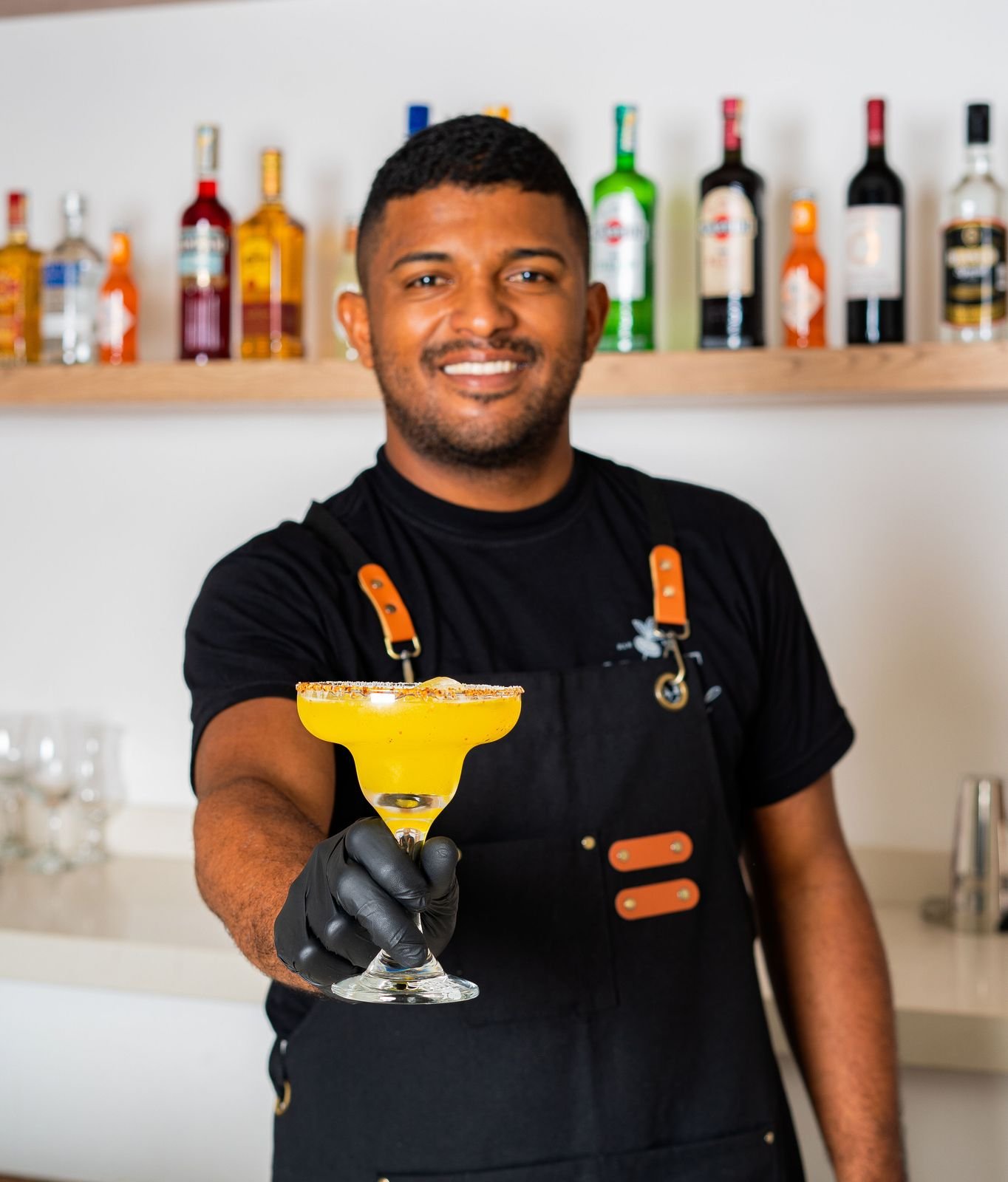 Bartender de Craft Cocktail sonriendo con un cóctel en mano