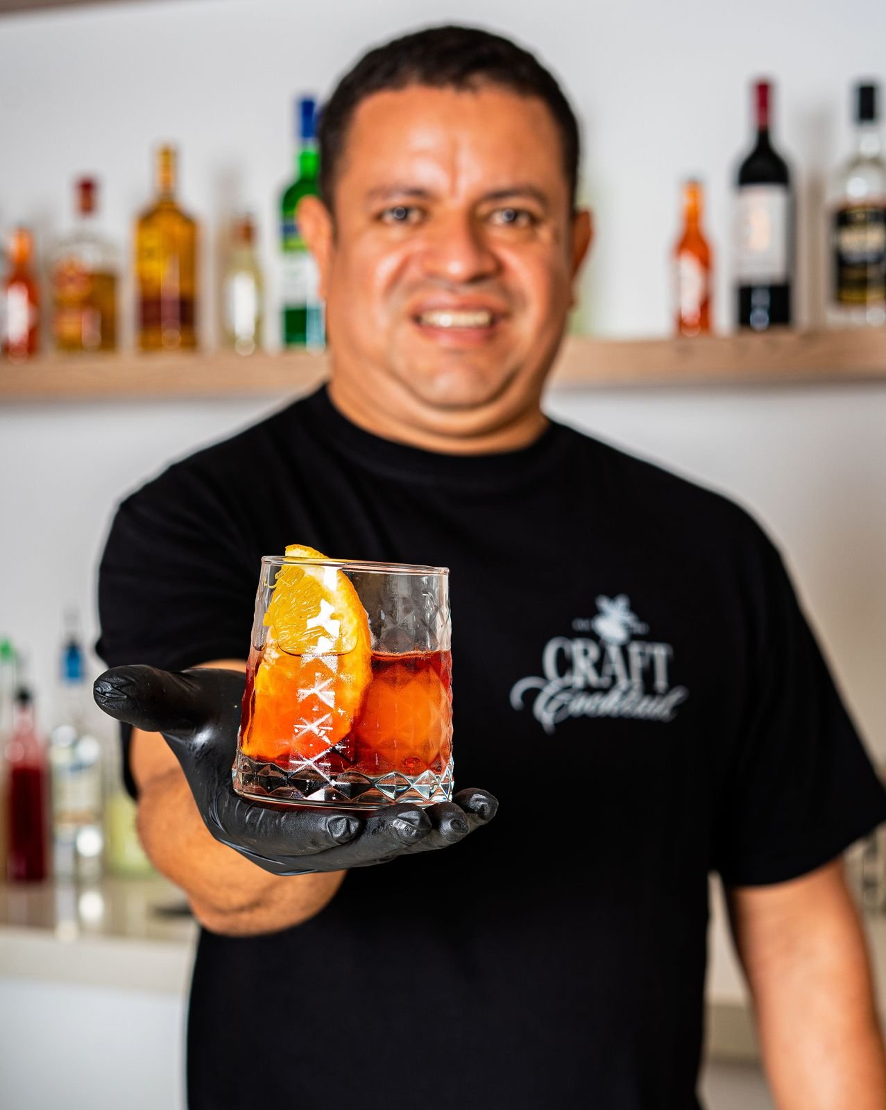 Bartender presentando un cóctel de autor