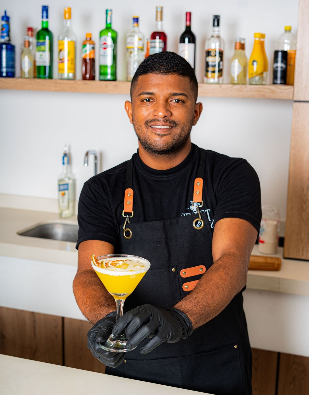 Bartender de Craft Cocktail presentando un cóctel