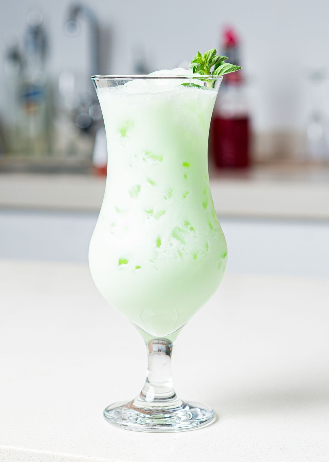 Cóctel frappé de menta servido en copa hurricane